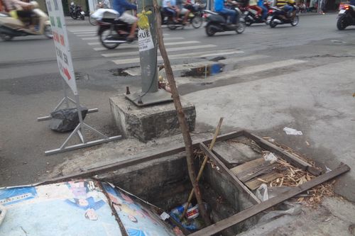Hố nguy hiểm chực chờ người đi đường
