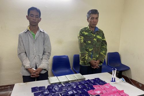 Sơn La: Bắt 2 đối tượng đang giao dịch 4 bánh heroin và 12.000 viên má túy tổng hợp
