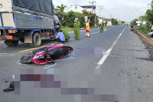 Xe tải va chạm xe máy trên QL50 làm 2 thanh niên nguy kịch