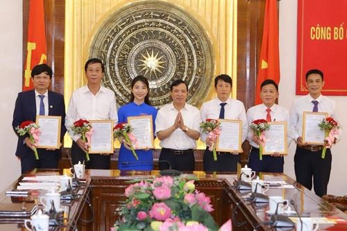 Trao các quyết định của Ban Thường vụ Tỉnh ủy Thanh Hóa về công tác cán bộ