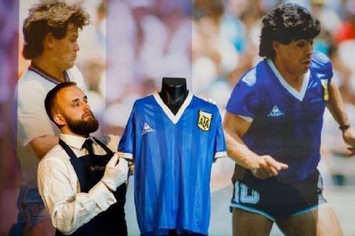 Chiếc áo 'Bàn tay của Chúa' của Maradona được bán với giá kỷ lục
