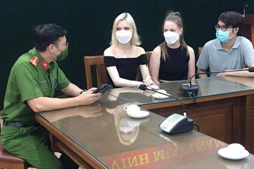 Trao trả tài sản bị mất cho 2 du khách người Nga