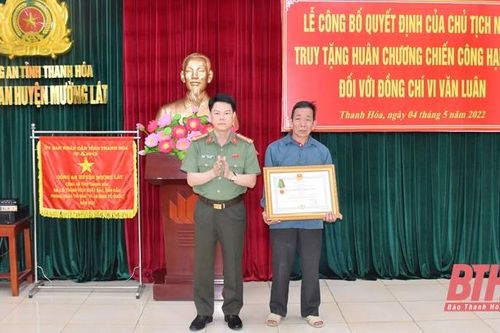 Truy tặng Huân chương Chiến công hạng Ba cho Trung tá Vi Văn Luân