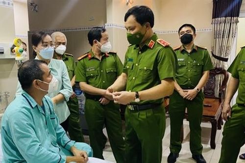 Cục trưởng Cục Cảnh sát hình sự thăm cán bộ bị thương khi bắt đối tượng truy nã