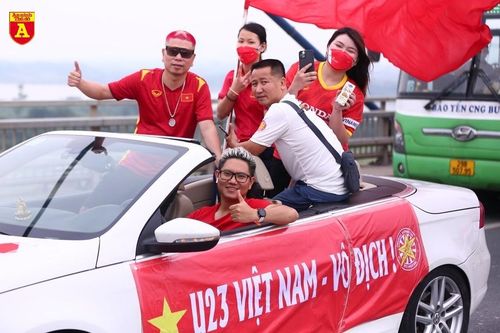 CĐV ngập trong sắc đỏ đổ về sân Việt Trì 'tiếp lửa' U23 Việt Nam