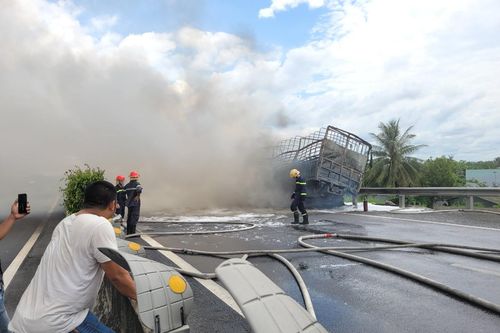 Kiểm soát xe cháy nổ trên cao tốc