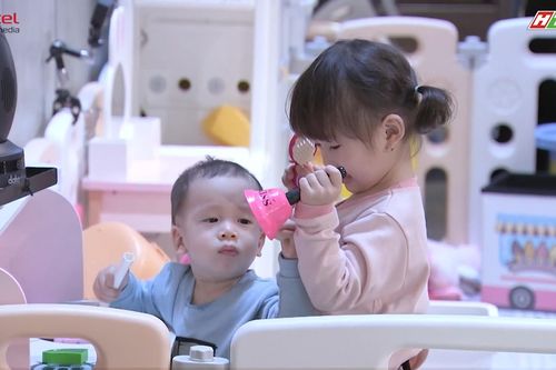JustaTee và Khắc Việt khiến cộng đồng mạng 'gato' vì có con gái cực tâm lý