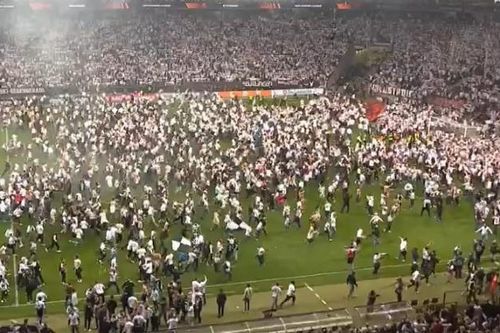 CĐV xuống sân ăn mừng Frankfurt vào chung kết cúp châu Âu sau 42 năm