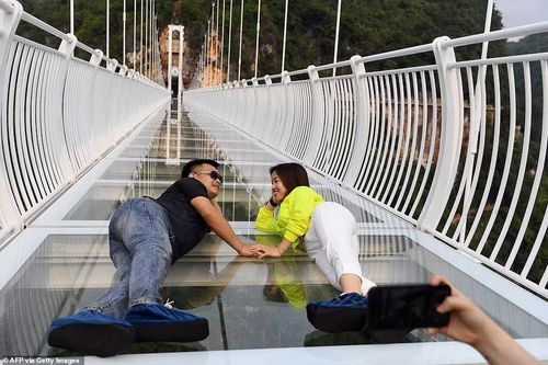 Cận cảnh cầu treo đáy kính dài nhất thế giới ở Việt Nam