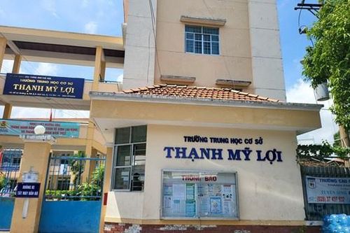 Tạm đình chỉ 15 ngày với thầy giáo bị tố 'đụng chạm' học sinh
