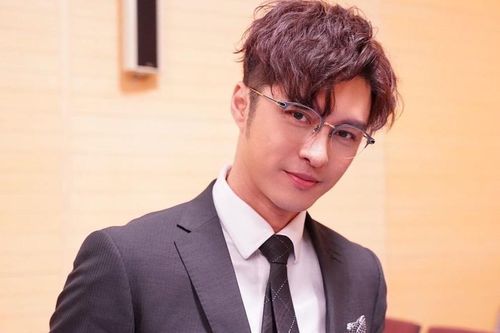 Tài tử Hoàng Gia Lạc kết hôn