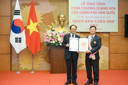 Nguyên Trưởng Ban Công tác đại biểu Trần Văn Túy đón nhận Huân chương Quang Hoa