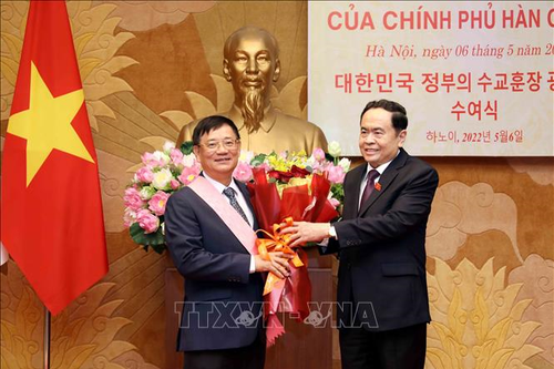Ông Trần Văn Túy được trao tặng Huân chương Quang Hoa của Hàn Quốc