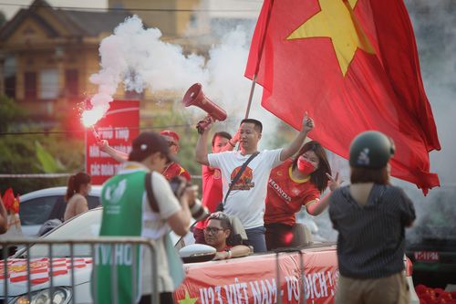 Không khí trước trận mở màn môn bóng đá nam SEA Games 31