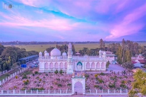 Giữa miền Tây có một thánh đường Hồi giáo đẹp lung linh, lên hình là hết ý