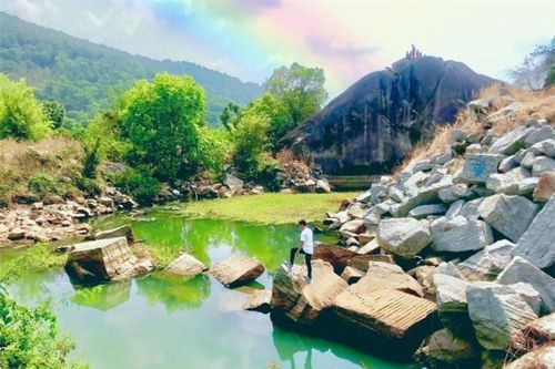 Đi núi Cấm nhưng mấy ai để ý điểm check-in cực chill với vách đá độc đáo này?
