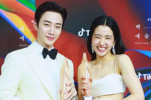 Baeksang 2022: Lee Junho và Kim Tae Ri cùng nhau nhận Daesang, hóa ra BTC đã spoil từ trước?