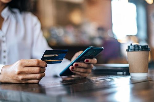 30% 'người lớn tuổi' ở Đông Nam Á lo lắng khi thanh toán trực tuyến
