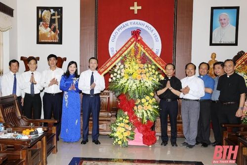 Chủ tịch UBND tỉnh Đỗ Minh Tuấn thăm, chúc mừng Giáo phận Thanh Hóa nhân dịp kỷ niệm 90 năm ngày thành lập