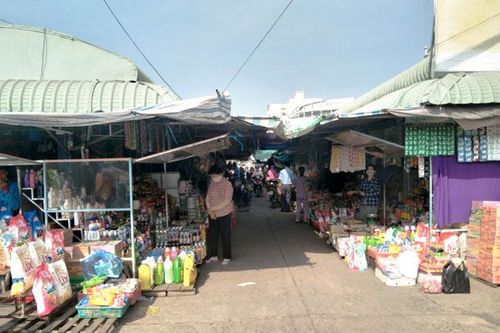 Nhiều hộ kinh doanh trên đường Lê Lợi xin không di dời vào chợ tạm