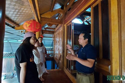 Người Mông ở 'cổng trời' làm du lịch
