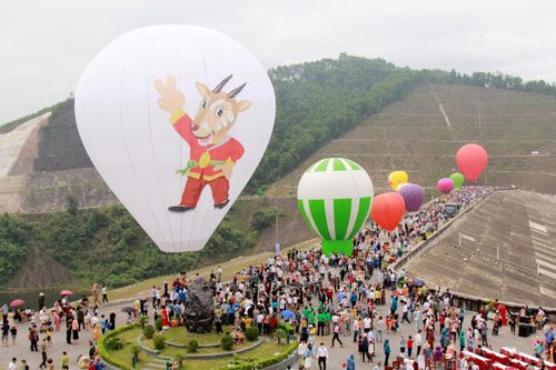 Lung linh sắc màu khinh khí cầu chào mừng SEA Games 31