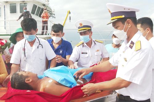 Kịp thời đưa ngư dân bị bệnh vào bờ an toàn