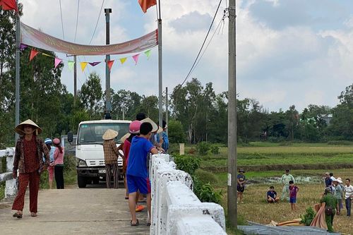 Xe cẩu vướng dây điện khiến 2 người ở Quảng Nam thương vong
