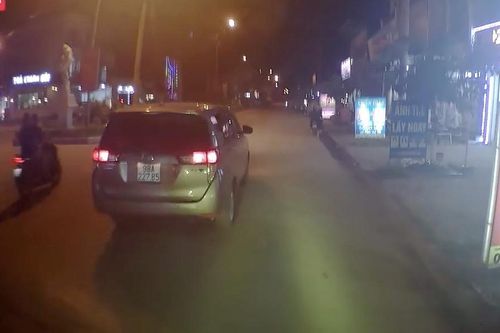 Bắc Giang: Xe Innova dừng đỗ kiểu ngang ngược, phớt lờ xe phía sau