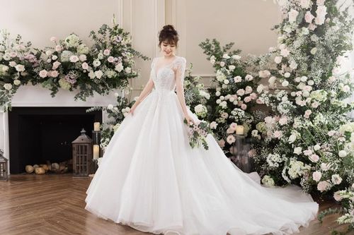 Ảnh cưới ngọt ngào của Anh Tuấn 'Phố trong làng' và vợ kém 11 tuổi