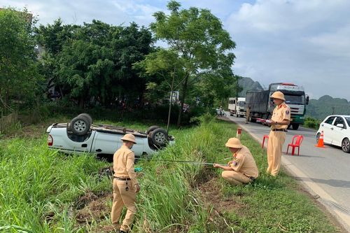 Tai nạn thương tâm ở Hòa Bình: Ô tô, xe máy bay xuống vệ đường, 1 người chết