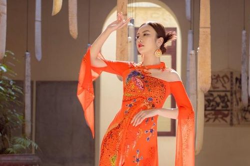 Con gái NSND Trần Nhượng quảng bá áo dài tại Mỹ