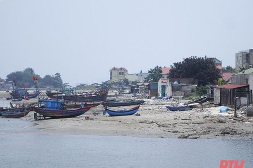 Phó Chủ tịch UBND tỉnh Lê Đức Giang kiểm tra tình trạng bồi lắng luồng lạch sông Lạch Bạng