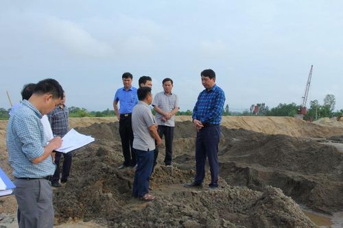 Phó Chủ tịch UBND tỉnh Lê Đức Giang chỉ đạo dừng hoạt động 3 bãi tập kết cát chưa bảo đảm các quy định