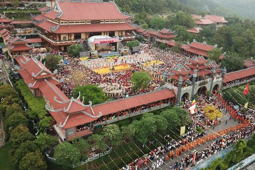 Hàng vạn người nô nức hành hương về chùa Ba Vàng dự Đại lễ Phật đản