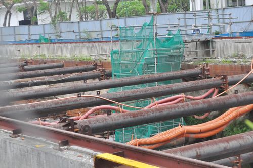Công trường nghìn tỷ thành bãi trông xe, cỏ dại um tùm