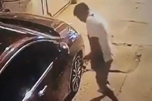 Cầm dao chọc thủng lốp ôtô của hàng xóm