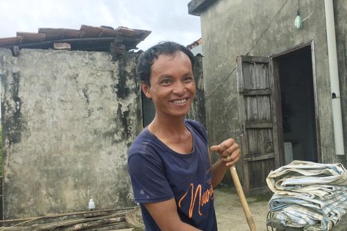 Gặp người đàn ông đi bộ gần 1.000 km từ TP Hồ Chí Minh về quê
