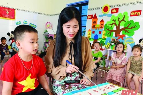 Cô hiệu trưởng tận tâm với nghề