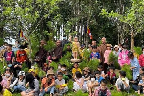 Thiếu nhi trồng cây xanh mừng Phật đản