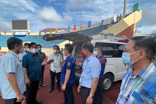 Lực lượng y tế phục vụ SEA Games 31 kịp thời đưa cầu thủ va chạm khi thi đấu đi theo dõi sức khỏe