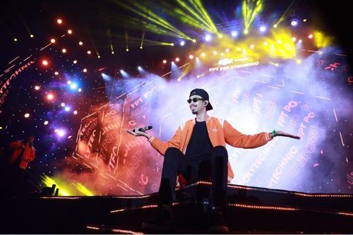 Chiều fan như Đen: Mặc đồng phục trường để 'quẩy', dặn 'nhớ tắm nước ấm và uống nước nóng'