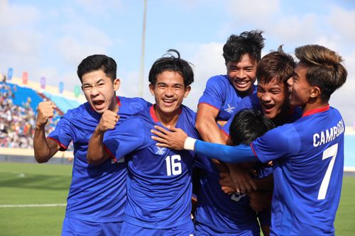 Sân Thiên Trường sôi động khi U23 Campuchia thắng Lào 4-1