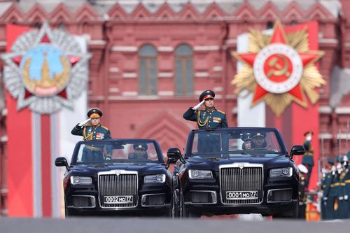 Mẫu sedan Aurus Senat mui trần xuất hiện tại lễ duyệt binh của Nga