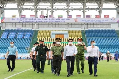 Chủ tịch UBND tỉnh Quảng Ninh trực tiếp xuống sân, kiểm tra trước trận đấu Bóng đá nữ tại SEA Games 31