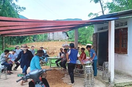 Bố mẹ đi làm thuê, bé 10 tuổi ra ao bắt ốc bị đuối nước