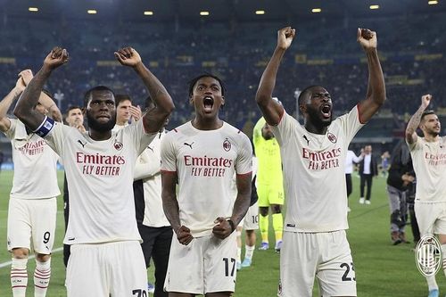 AC Milan thắng ngược Verona, tiến sát ngôi vô địch Serie A