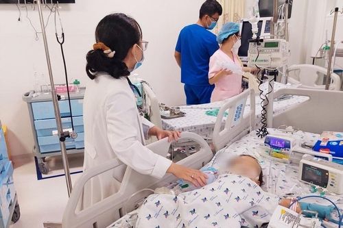 Chỉ vài phút vắng mặt, người mẹ phát hiện con 1 tuổi nổi trên ao nước