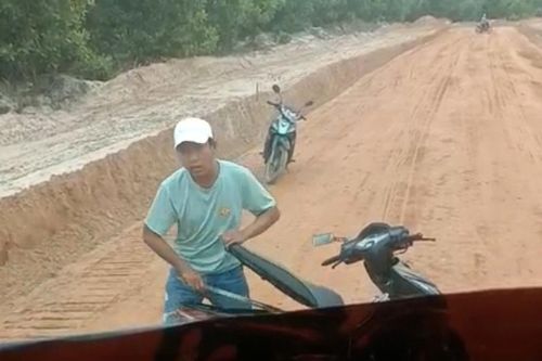 Côn đồ mỏ đất dùng mã tấu chặn xe tải, chém vỡ kính