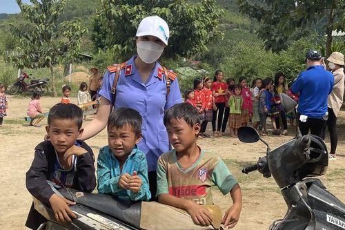 Tuổi trẻ VKSND tỉnh Lâm Đồng tặng dồ dùng học tập cho học sinh